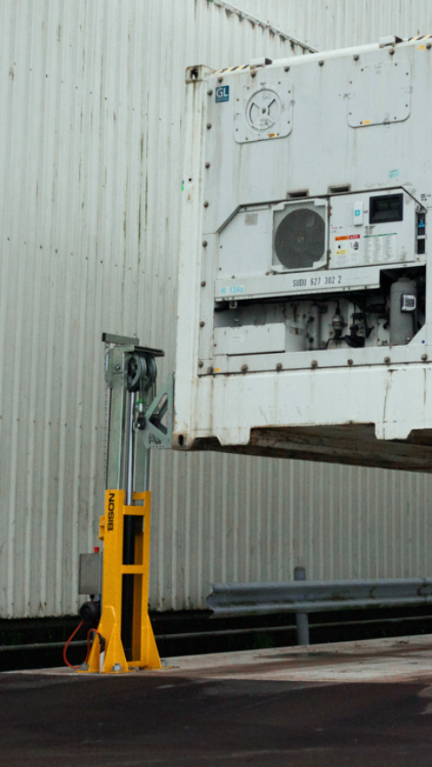 Bison container lifting jacks lifting a reefer container