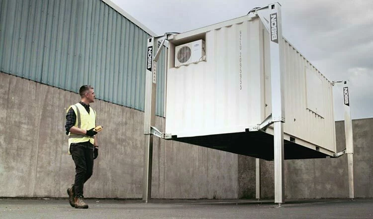 Bison container legs lifting a container